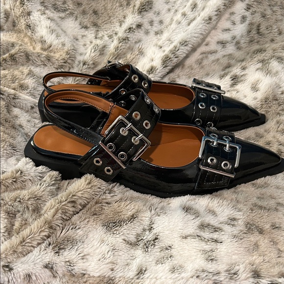 Stylish Black Women's Shoes with Buckle Detail - Picture 3 of 6